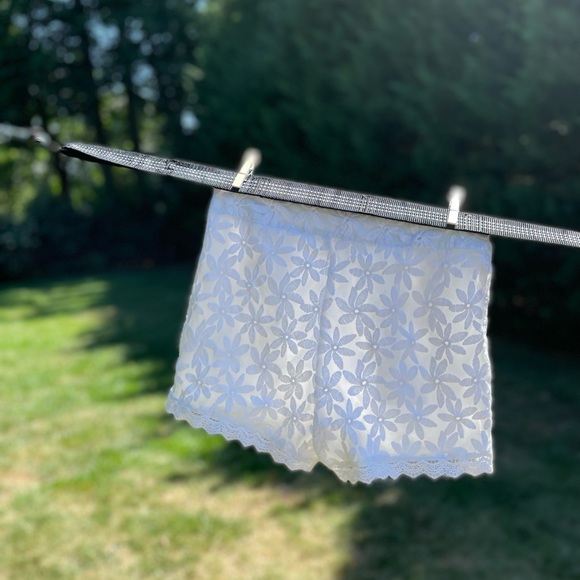 Monteau XS ivory lined lace daisy shorts - Picture 6 of 6